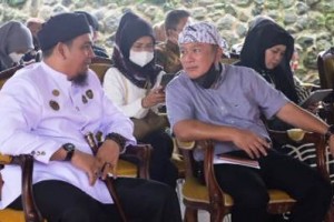 Nana Mulyana (kiri), Sekda (kanan)